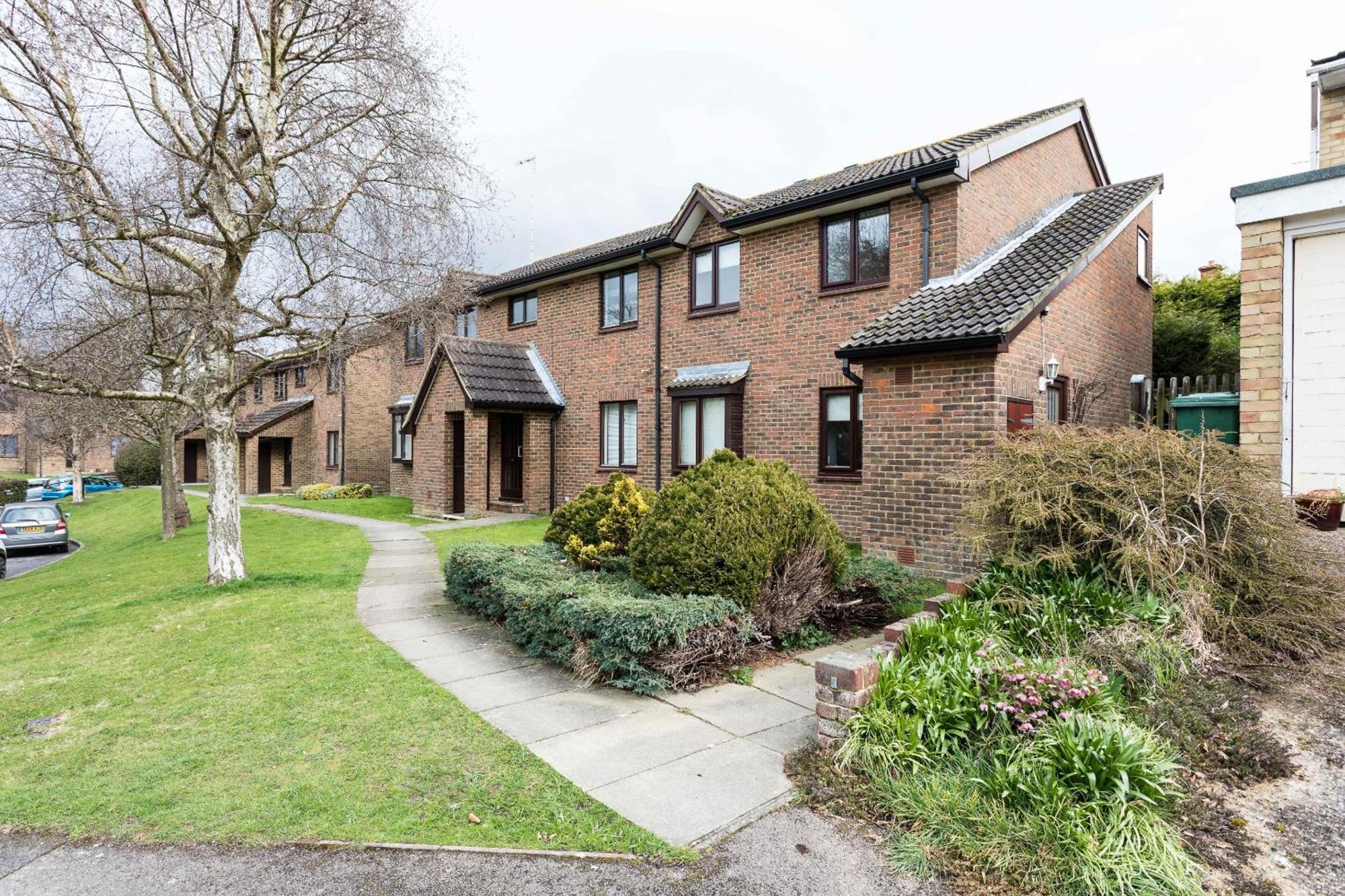Park View- 2 Bed Apartment Close To East Surrey Hospital Salfords Exterior photo